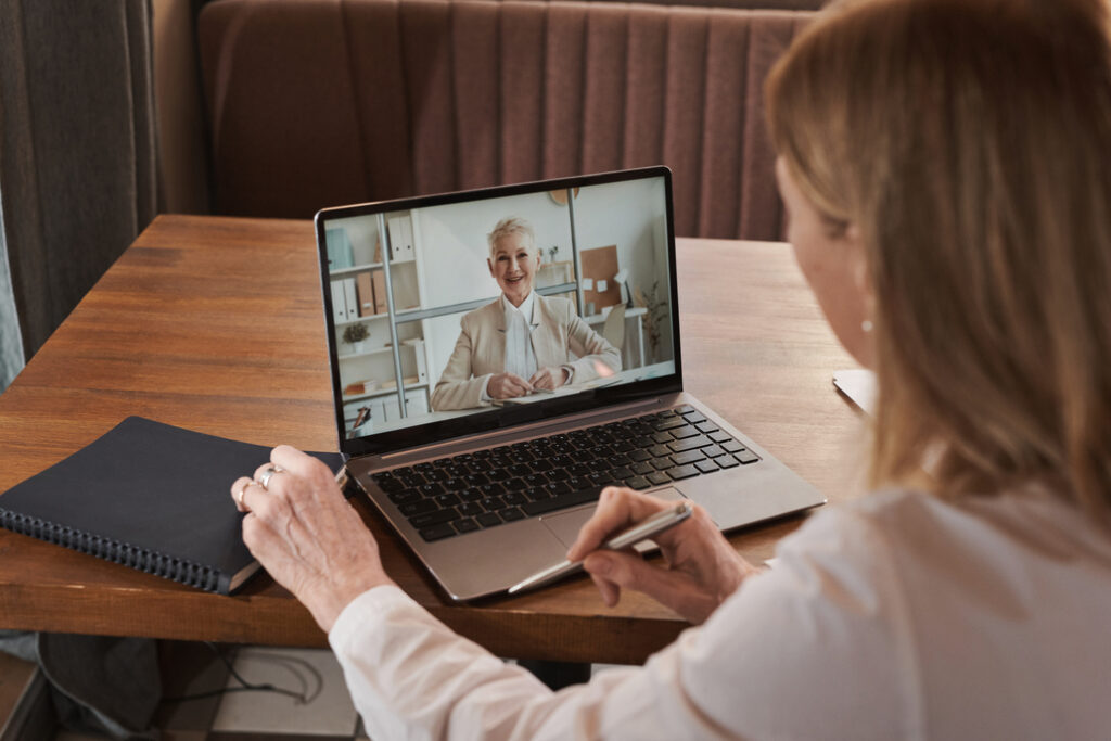 Kobieta rozmawia z psychologiem online