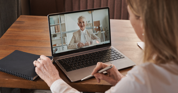 Psycholog Online i pacjent na ekranie laptopa